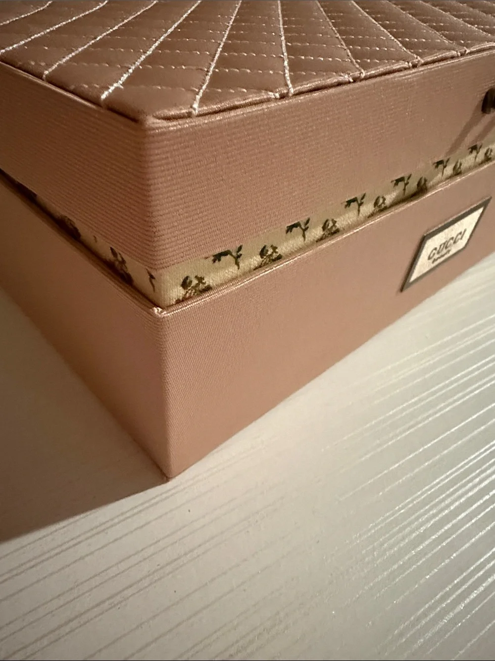 Gucci Beauty pink jewelry and makeup vanity case with a floral-lined interior. - Picture 6 of 15